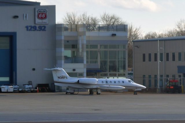 Learjet 35 (N38PS) - Learjet 35A N38PS in Burlington 