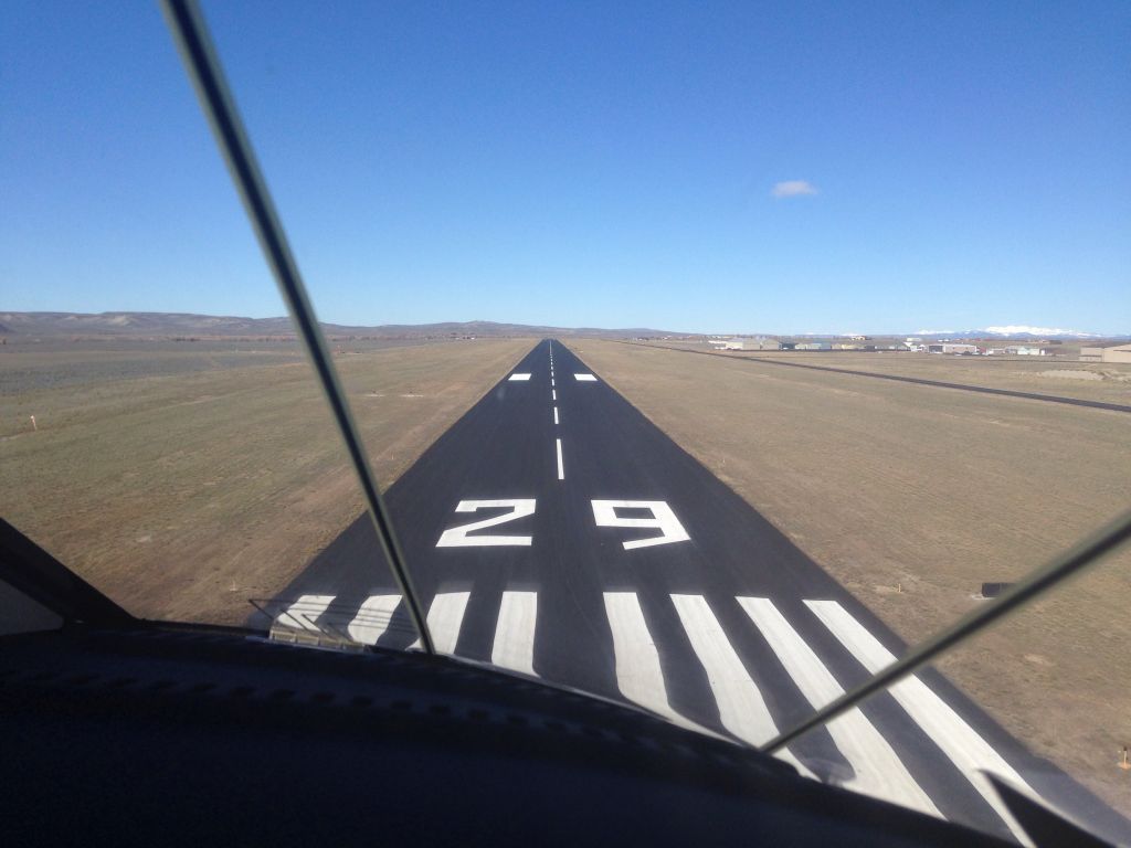 Eclipse 500 (N875NA) - Eclipsejet Landing runway 29 in Pinedale, Wy