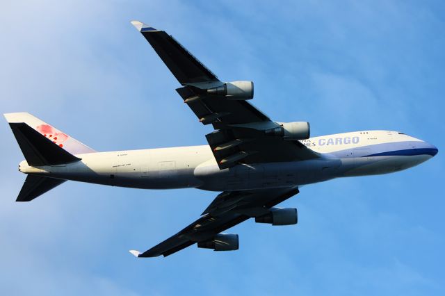 Boeing 747-400 (B-18701) - Departing from runway 32