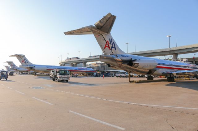 McDonnell Douglas MD-83 (N984TW) - 5 MD80 tails in 1 pic. You won't ever see this again :(((((((