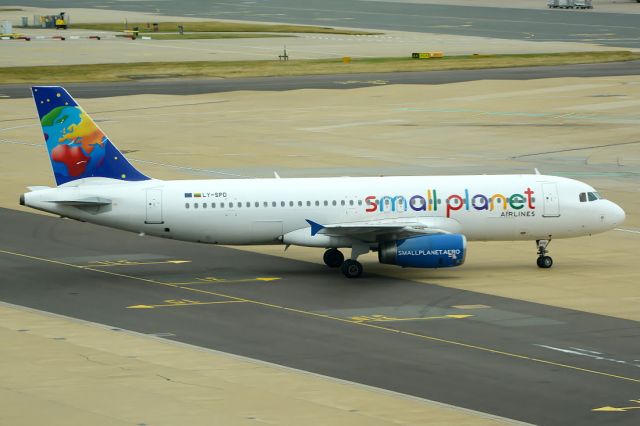 Airbus A320 (LY-SPD)