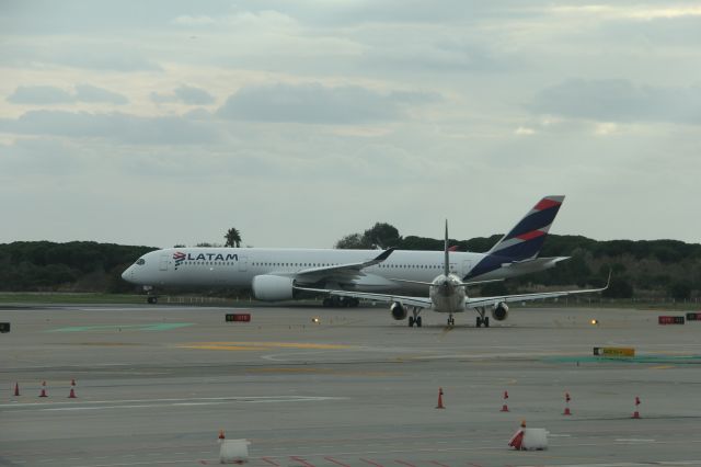 Airbus A350-900 (A7-AMW)