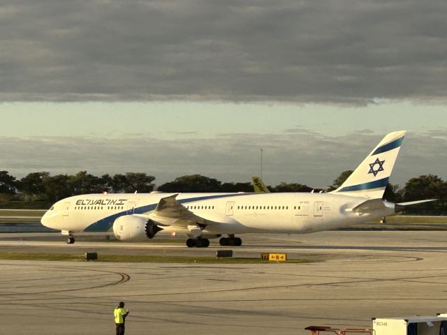 Boeing 787-8 (4X-EDA)