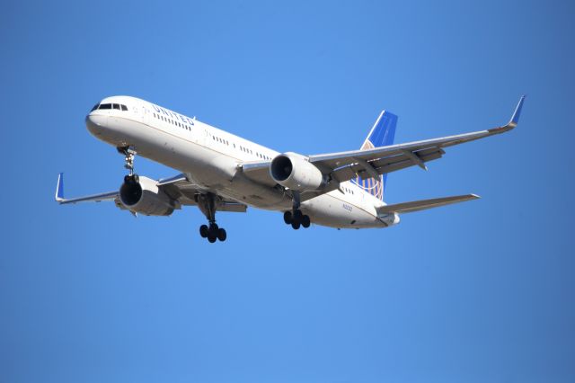 Boeing 757-200 (N33132)