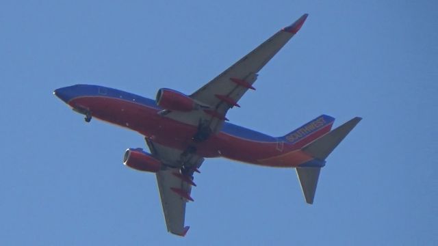 Boeing 737-700 (N932WN) - I love how Southwest actually paints the Flap thingies and the landing gear hubcap red.