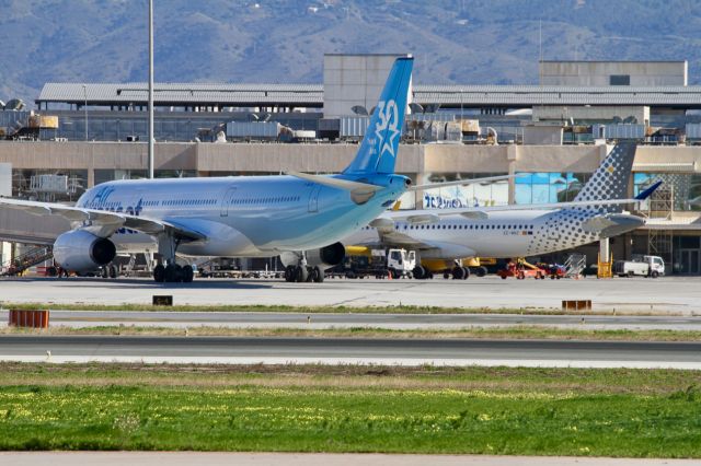 Airbus A330-300 (C-GKTS)