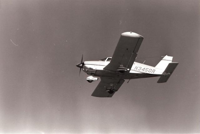 Piper Cherokee Arrow (N3450R) - Landing on RWY 24