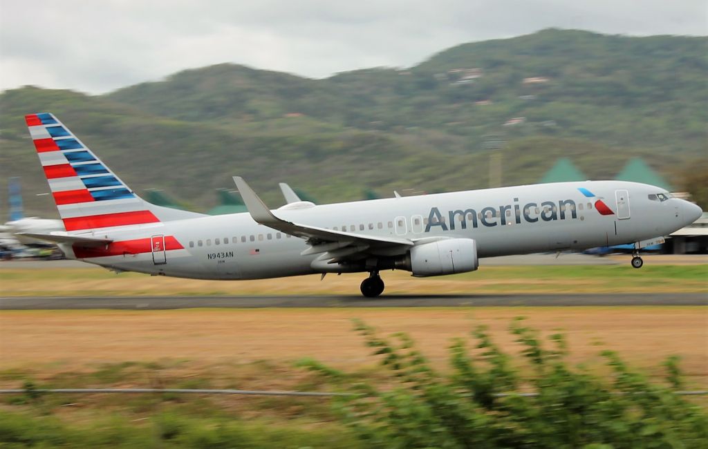 Boeing 737-800 (N943AN)
