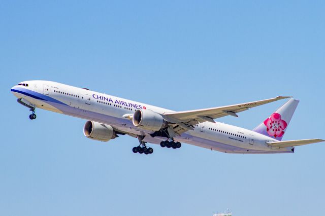 BOEING 777-300ER (B-18052)