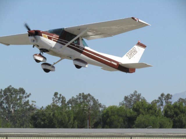 Cessna 152 (N48883) - Taking off RWY 24