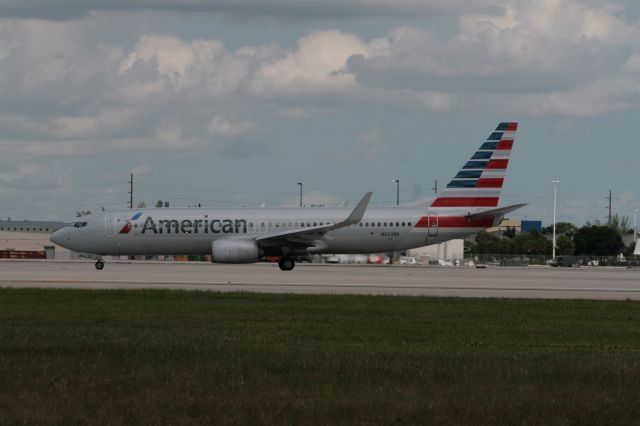 Boeing 737-800 (N923NN)