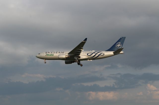 Airbus A330-200 (EI-DIR) - Alitalia Skyteam Livery arriving Runway 05, on July 6, 2019