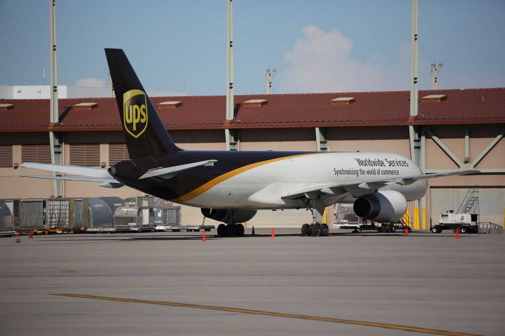 Boeing 757-200 (N449UP)