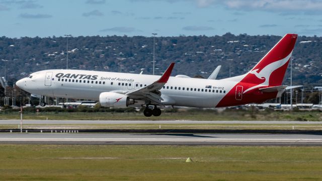 Boeing 737-800 (VH-VYZ) - B738 cn 34190_3683. Qantas VH-VYZ Torquay rwy 03 YPPH 20 August 2022