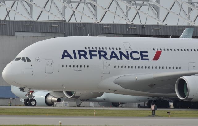 Airbus A380-800 —