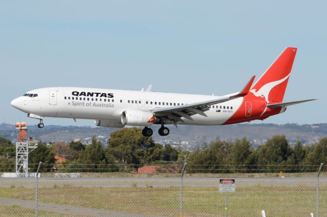 Boeing 737-800 (VH-VYI) - About to put down on runway 05. Thursday, 8th May 2014.