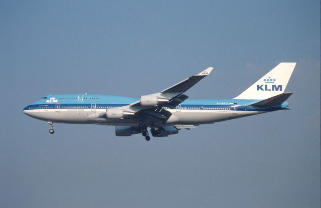 Boeing 747-400 (PH-BFD) - Final Approach to Narita Intl Airport Rwy34 on 1989/11/04