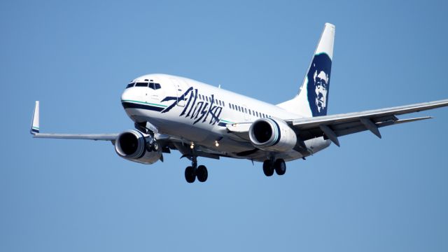 Boeing 737-700 — - On Final 30L