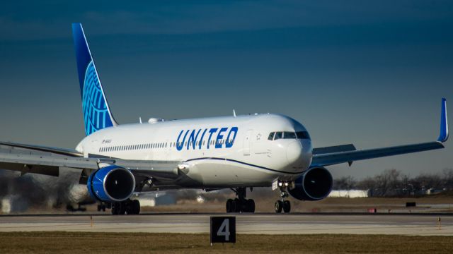 BOEING 767-300 (N664UA)