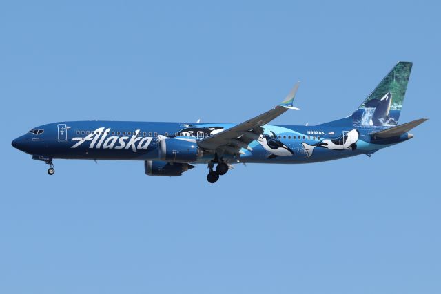 Boeing 737 MAX 9 (N932AK) - Alaska 12 arriving from Seattle