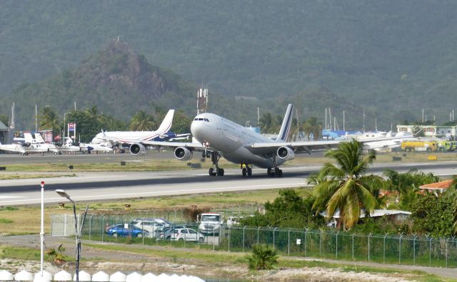 Airbus A340-300 (F-GLZO) - Takeoff from Rwy 28.