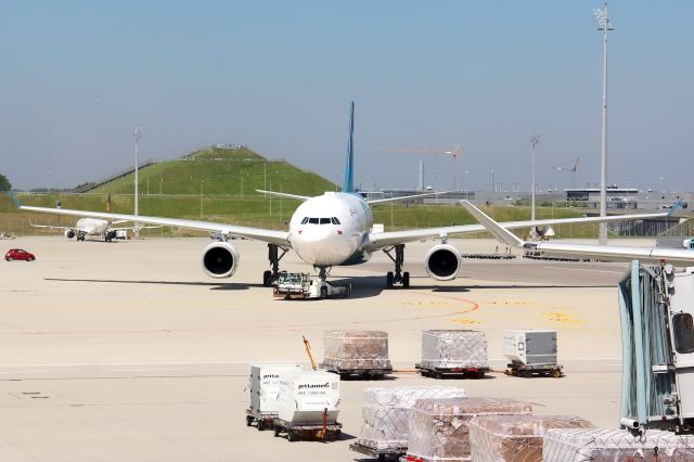 Airbus A330-200 (A4O-DC)
