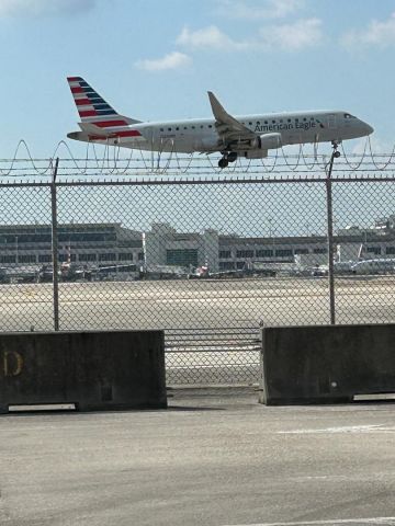 Embraer 175 (NXXX) - American Eagle E175 landing at MIA