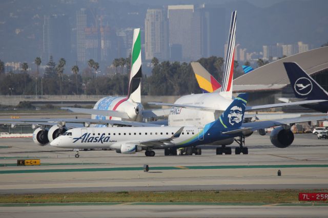 EMBRAER 175 (long wing) (N181SY)