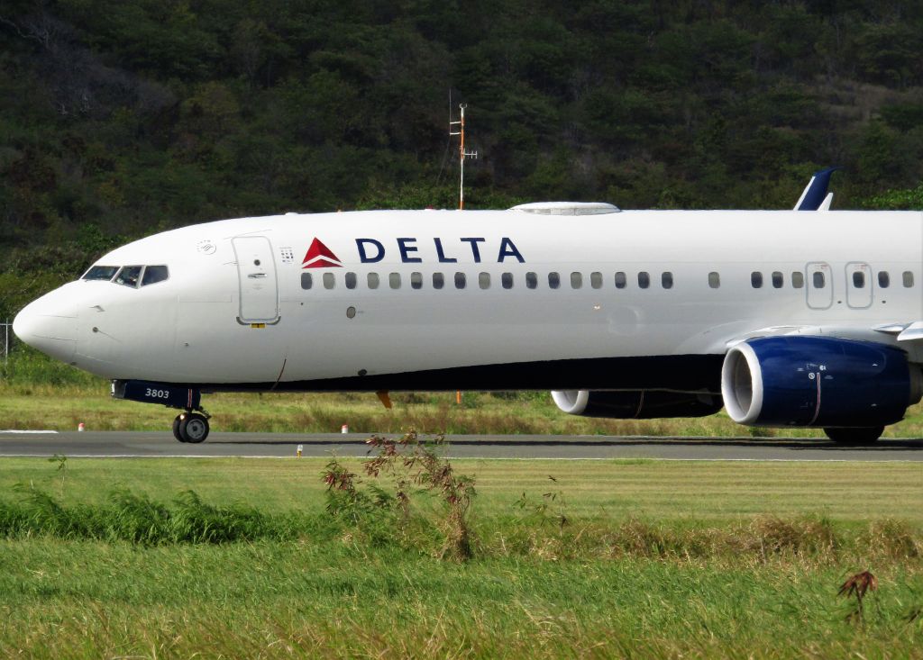 Boeing 737-900 (N803DN)