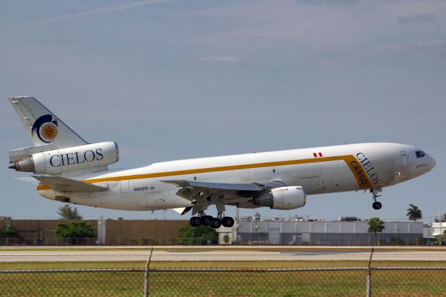 McDonnell Douglas DC-10 (N305FE)