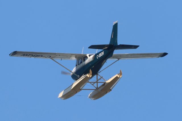 Cessna Skyhawk (C-GBQW) - C-GBQW Cessna Skyhawk 172K Survolant le fleuve St-Laurent QC. à Lavaltrie. Le 15-06-2025 à 14:57.