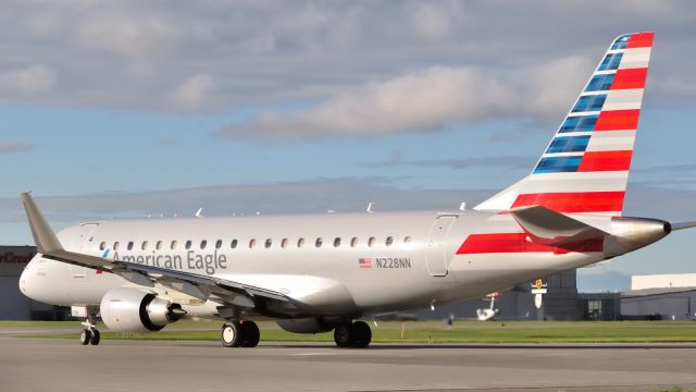 Embraer 170/175 (N228NN)