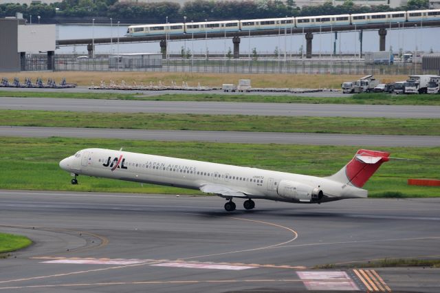 McDonnell Douglas MD-90 (JA8070)