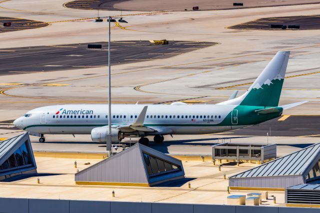 Boeing 737-800 (N916NN) - An American Airlines 737-800 in Reno Air retro livery taxiing at PHX on 2/24/23. Taken with a Canon R7 and Canon EF 100-400 ii lens.