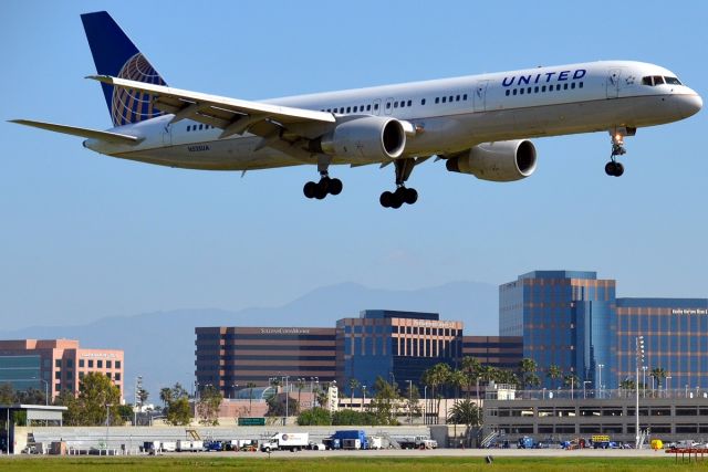 Boeing 757-200 (N535UA)