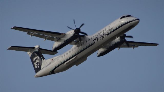 de Havilland Dash 8-400 (N408QX) - N408QX Horizon Air De Havilland Canada DHC-8-400 - cn 4050br /First Flight * Feb 2001br /Age 14.2 Yearsbr /2015-04-29  San Jose (SJC)  - 07:44 - Diverted to RNObr /转场到Reno (RNO)，然后执行飞Seattle (SEA)任务