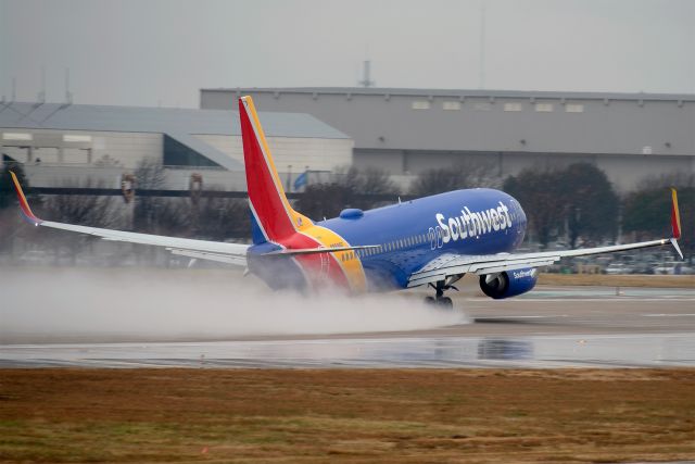 Boeing 737-800 (N8696E)