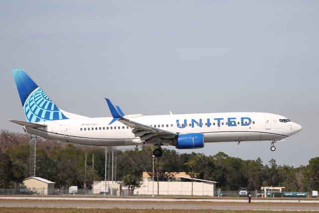 Boeing 737-800 (N37287) - United Flight 335 arrives on Runway 6 at Southwest Florida International Airport following flight from Chicago-O’Hare International Airport