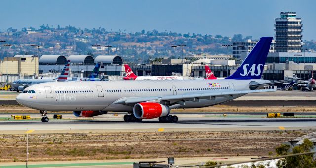 Airbus A330-300 (LN-RKU) - LN-RKU SAS Scandinavian Airlines Airbus A330-343 s/n 1715 "Helge Viking" - Los Angeles International Airport (IATA: LAX, ICAO: KLAX, FAA LID: LAX)br /Photo: TDelCorobr /September 2, 2017