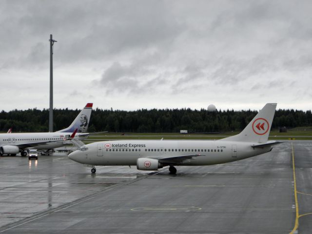 BOEING 737-300 (G-STRI)