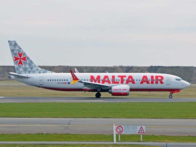 Boeing 737 MAX 8 (9H-VUE) - Departing RWY22R