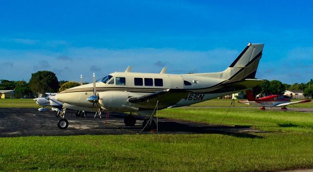 Beechcraft Queen Air (65) (N465N)