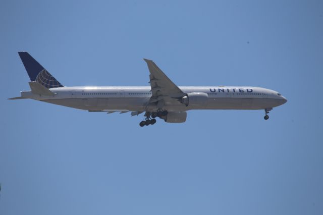 BOEING 777-300ER (N2135U)
