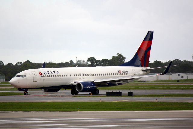 Boeing 737-800 (N3745B) - Delta Flight 2298 (N3745B) arrives at Sarasota-Bradenton International Airport following a flight from Hartsfield-Jackson Atlanta International Airport