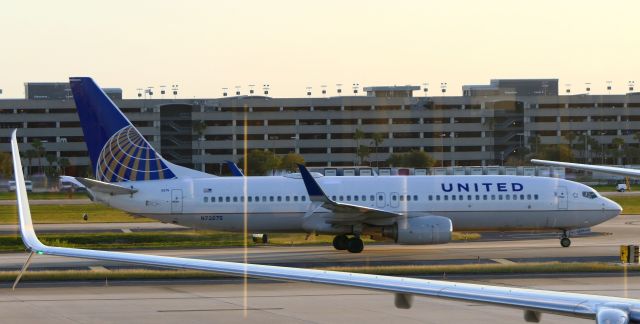 Boeing 737-800 (N73275)