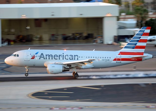 Airbus A319 (N770UW)