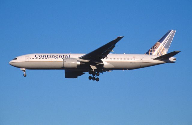 Boeing 777-200 (N78001) - Final Approach to Narita Intl Airport Rwy34L on 1999/12/10