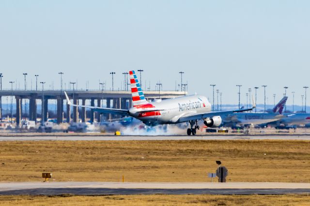 Airbus A319 (N70020) - American Airlines A319 landing at DFW on 12/25/22. Taken with a Canon R7 and Tamron 70-200 G2 lens.