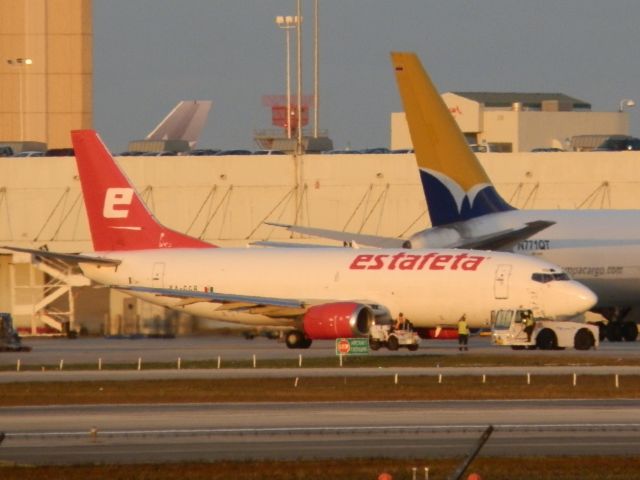 BOEING 737-400 (XA-GGB) - Preparing for departure!