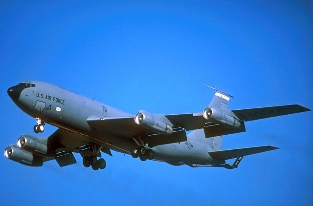 Boeing C-135B Stratolifter (57-1471) - Maine Air National Guard Boeing KC-135E Stratotanker 57-1471 from the 101st Air Refueling Wing based at Bangor Air National Guard Base on approach to land at Air Force Plant 42 in Palmdale, California on November 22, 2000.